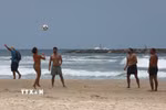 Người dân chơi thể thao trên bãi biển tại Tel Aviv, Israel ngày 24/6, sau khi thỏa thuận ngừng bắn Israel-Iran chính thức có hiệu lực. (Ảnh: THX/TTXVN)