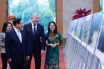 Thủ tướng Phạm Minh Chính và Thủ tướng Kyrgyzstan Adylbek Kasymaliev tham quan Trưng bày ảnh của Thông tấn Xã Việt Nam. (Ảnh: Dương Giang/TTXVN)