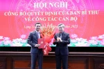 Trao quyết định cho ông Nguyễn Cảnh Toàn giữ chức Phó Bí thư Tỉnh ủy Lạng Sơn, nhiệm kỳ 2020-2025. (Ảnh: Văn Đạt/TTXVN)