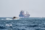 Tàu hàng Marsa Victory mang cờ hiệu của St Kitt's & Neviswhile neo ở ngoài khơi bán đảo Musandam, Oman, chờ qua eo biển Hormuz. (Ảnh: Getty Images/TTXVN)