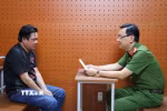 Đại tá Bùi Đức An, Phó Giám đốc Công an thành phố, Thủ trưởng Cơ quan Cảnh sát điều tra, trực tiếp lấy lời khai đối với một số đối tượng có liên quan. (Ảnh: TTXVN phát)