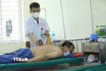 Sử dụng phương pháp giác hơi điều trị cho bệnh nhân. (Ảnh: Anh Tuấn/TTXVN)