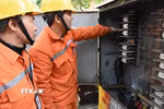 Điện lực Hà Nội kiểm tra điện tại các nhà thờ trên địa bàn Hà Nội. (Ảnh TTXVN phát)