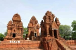 Tháp Pô Klông Garai là một quần thể gồm 3 ngôi tháp: tháp chính thờ tượng vua Pô Klông Garai, tháp cổng ở phía Đông và tháp Thần Lửa chếch phía Nam có mái hình thuyền. (Ảnh: Nhật Anh/TTXVN)