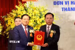 Ông Phan Đình Trạc (trái) trao Quyết định của Thủ tướng Chính phủ chỉ định ông Võ Tấn Đức, Phó Bí thư Tỉnh ủy, giữ chức Chủ tịch UBND tỉnh Đồng Nai (mới). (Ảnh: Sỹ Tuyên/TTXVN)