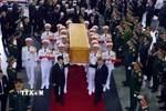 Các đồng chí lãnh đạo Đảng, Nhà nước chuyển linh cữu nguyên Chủ tịch nước Trần Đức Lương. (Ảnh: TTXVN)