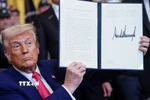 Chữ ký của Tổng thống Donald Trump sẽ sớm xuất hiện trên các tờ tiền giấy USD. (Ảnh: REUTERS/TTXVN)