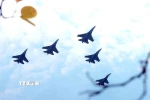 Biên đội 5 máy bay tiêm kích Su-30MK2 diễn tập bay theo đội hình mũi tên, chuẩn bị cho đại lễ A80. (Ảnh: An Đăng/TTXVN)