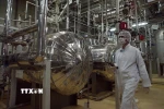 Nhân viên kỹ thuật làm việc bên trong cơ sở hạt nhân Isfahan, nằm cách thủ đô Tehran khoảng 420km về phía Nam. (Ảnh: AP/TTXVN)