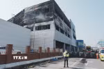 Hiện trường vụ hỏa hoạn tại nhà máy sản xuất phụ tùng ôtô ở thành phố Daejeon, Hàn Quốc. (Ảnh: THX/TTXVN)