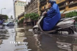 Ngập trong phố Mạc Thị Bưởi. (Ảnh: Thanh Tùng/TTXVN)