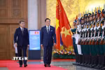 Thủ tướng Lê Minh Hưng và Thủ tướng Vương quốc Thái Lan Anutin Charnvirakul duyệt Đội danh dự Quân đội nhân dân Việt Nam. (Ảnh: Dương Giang/TTXVN)