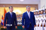 Thủ tướng Lê Minh Hưng và Thủ tướng Campuchia Hun Manet duyệt Đội danh dự Quân đội nhân dân Việt Nam. (Ảnh: Dương Giang/TTXVN)