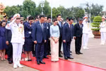 Thủ tướng Vương quốc Thái Lan Anutin Charnvirakul và Phu nhân đến đặt vòng hoa và vào Lăng viếng Chủ tịch Hồ Chí Minh. (Ảnh: Phạm Kiên/TTXVN)