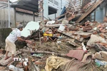 Người dân dọn dẹp nhà cửa bị sập do mưa lũ gây ra. (Ảnh: Tường Quân/TTXVN)