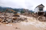Sở Xây dựng phối hợp với Ban 2, Bộ Xây dựng tập trung nhân lực, phương tiện, máy móc, nguyên vật liệu gấp rút thông tuyến nhanh nhất, tránh ùn tắc trên Quốc lộ 32 đoạn qua xã Mường Than. (Ảnh: Quý Trung/TTXVN)