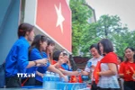 Đoàn Thanh niên TTXVN tổ chức chương trình hỗ trợ và tiếp nước miễn phí tại 4 địa điểm: Trụ sở Thông tấn xã Việt Nam, Trường Tiểu học Nguyễn Bá Ngọc, Tượng đài Công an nhân dân, Hội Người mù Việt Nam. (Ảnh: Hoàng Hiếu/TTXVN)