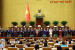 Chủ tịch Quốc hội Trần Thanh Mẫn tặng hoa chúc mừng Thủ tướng, Phó Thủ tướng Chính phủ, Bộ trưởng và thành viên khác của Chính phủ nhiệm kỳ 2026-2031. (Ảnh: Dương Giang/TTXVN)