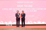 Ủy viên Bộ Chính trị, Thường trực Ban Bí thư Trần Cẩm Tú trao Quyết định của Bộ Chính trị cho đồng chí Trần Đức Thắng. (Ảnh: Phương Hoa/TTXVN)