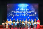 Ban tổ chức trao chứng nhận cho các tác giả có tác phẩm văn học được nghiệm thu. (Ảnh: Phương Lan/TTXVN)