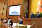 Chủ tịch Quốc hội Trần Thanh Mẫn và lãnh đạo Quốc hội dành một phút mặc niệm cố Chủ tịch Quốc hội Lào Saysomphone Phomvihane. (Ảnh: Doãn Tấn/TTXVN)