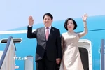 Chủ tịch nước Lương Cường và Phu nhân tại sân bay quốc tế Cairo, Ai Cập. (Ảnh: Lâm Khánh/TTXVN) 