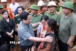 Thủ tướng Phạm Minh Chính động viên đồng bào xã Xa Dung bị thiệt hại do mưa lũ. (Ảnh: Dương Giang/TTXVN)