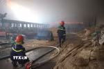 Lực lượng Cảnh sát phòng cháy chữa cháy và cứu nạn cứu hộ, Công an tỉnh Hưng Yên đang triển khai phương án dập lửa. (Ảnh Mạnh Khánh/TTXVN)