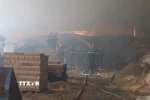 Đám cháy bùng phát mạnh do trong nhà xưởng có nhiều vật dụng dễ bắt lửa. (Ảnh Mạnh Khánh/TTXVN)