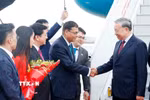 Quốc vụ khanh Bộ Nội vụ Ấn Độ Nityanand Rai cùng cán bộ, nhân viên Đại sứ quán, cộng đồng người Việt Nam và lưu học sinh Việt Nam tại Ấn Độ đón Tổng Bí thư, Chủ tịch nước Tô Lâm ở sân bay quân sự Palam, thủ đô New Delhi. (Ảnh: Thống Nhất/TTXVN)