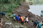 Lực lượng cứu hộ đã tìm thấy thi thể 2 cháu trai bị đuối nước. (Ảnh: TTXVN phát)