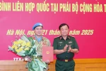 Thượng tướng Hoàng Xuân Chiến, Thứ trưởng Bộ Quốc phòng, trao Quyết định của Chủ tịch nước cử Thiếu tá Sử Tấn Phi Long tham gia hoạt động gìn giữ hòa bình Liên hợp quốc. (Ảnh: Trọng Đức/TTXVN)