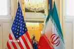 Quốc kỳ Mỹ (trái) và Iran tại một bàn đàm phán. (Ảnh: MNA/TTXVN)