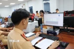 Phòng Cảnh sát giao thông Thành phố Hồ Chí Minh (khu vực Bình Dương) tăng ca, làm cuối tuần để kịp tiến độ cấp giấy phép lái xe. (Ảnh: Huyền Trang/TTXVN)