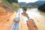 Đoạn sạt lở nghiêm trọng trên tuyến Quốc lộ 2, khu vực đầu phường Hà Giang 1 (tỉnh Tuyên Quang), nơi nhiều vị trí taluy âm đã bị nước sông Lô xói sâu. (Ảnh: Minh Tâm/TTXVN)