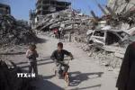 Các em nhỏ tại trại tị nạn Jabalia, Dải Gaza. (Ảnh: THX/TTXVN)