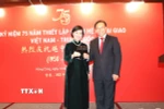 Tổng Lãnh sự Lê Đức Hạnh và Đặc phái viên Thôi Kiến Xuân chúc mừng 75 năm thiết lập quan hệ ngoại giao Việt Nam-Trung Quốc. (Ảnh: Xuân Vịnh/TTXVN)