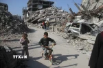 Các em nhỏ tại trại tị nạn Jabalia, Dải Gaza. (Ảnh: THX/TTXVN)