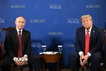 Tổng thống Nga Vladimir Putin (trái) trong cuộc họp với Tổng thống Mỹ Donald Trump tại Căn cứ Elmendorf-Richardson ở Anchorage, bang Alaska (Mỹ) ngày 15/8. (Ảnh: THX/TTXVN)