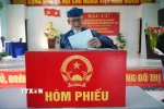 Cử tri bỏ phiếu tại tổ bầu cử số 15, xã Núi Thành, thành phố Đà Nẵng. (Ảnh: Đoàn Hữu Trung TTXVN)