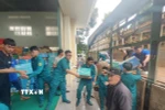 Lực lượng quân đội và nhân dân các xã phía Tây tỉnh Gia Lai sắp xếp hàng hóa gửi về cứu trợ đồng bào lũ lụt. (Ảnh: Hồng Điệp/TTXVN)