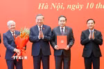 Tổng Bí thư, Chủ tịch nước Tô Lâm trao Quyết định của Bộ Chính trị về việc chỉ định Ban Chấp hành, Ban Thường vụ, Bí thư, Phó Bí thư Đảng ủy Quốc hội nhiệm kỳ 2025 -2030 cho Chủ tịch Quốc hội Trần Thanh Mẫn và các Phó Chủ tịch Quốc hội. (Ảnh: Doãn Tấn/TTXVN)