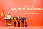 Chủ tịch Quốc hội Trần Thanh Mẫn trao Quyết định và tặng hoa cho các Bí thư các Đảng ủy: Ủy ban Pháp luật và Tư pháp; Ủy ban Dân nguyện và Giám sát, Kiểm toán nhà nước nhiệm kỳ 2025-2030. (Ảnh: Doãn Tấn/TTXVN)