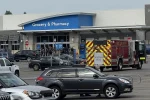 Cảnh sát phong tỏa lối vào siêu thị Walmart ở Traverse City. (Nguồn: AP)