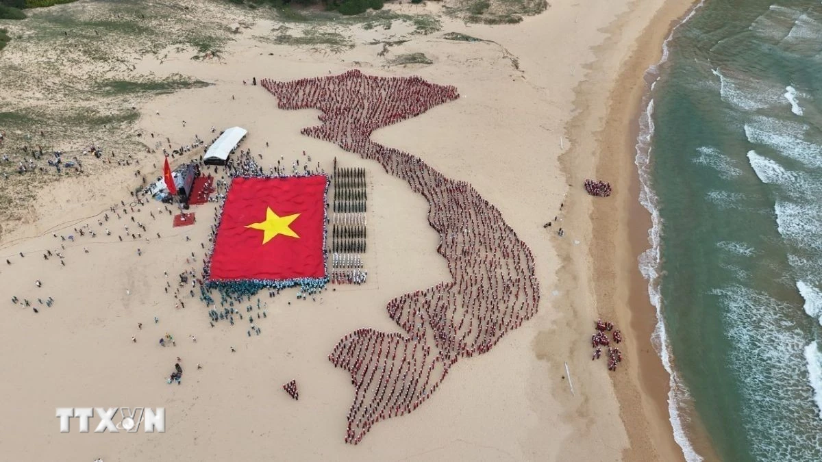 Bãi Môn đón bình minh nơi cực Đông Tổ quốc