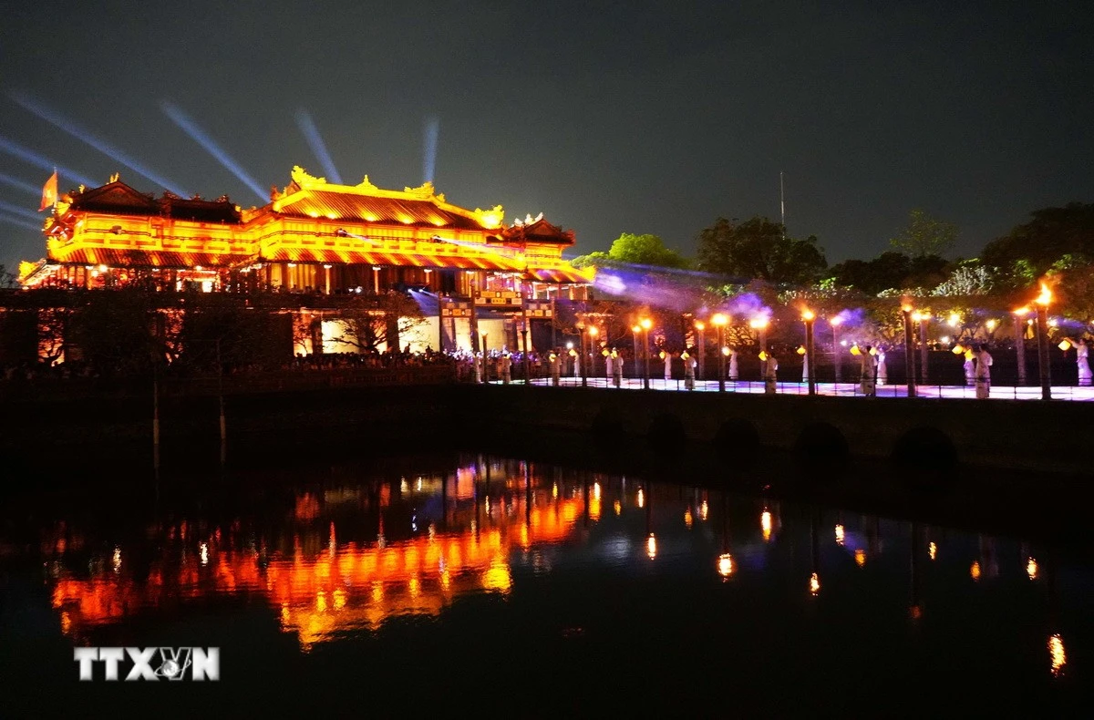 Đại Nội Huế lung linh huyền ảo về đêm thu hút lượng lớn du khách