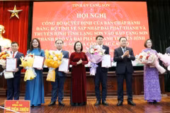 Trao quyết định cho Tổng Biên tập và các Phó Tổng Biên tập Báo và Đài Phát thanh Truyền hình Lạng Sơn. (Ảnh: Văn Đạt/TTXVN)