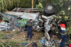 Lực lượng chức năng xử lý hiện trường vụ tai nạn. (Ảnh: TTXVN phát)