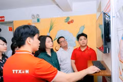 Phó Chủ tịch UBND thành phố Hà Nội Vũ Thu Hà kiểm tra hệ thống camera theo dõi quy trình tổ chức bữa ăn bán trú. (Ảnh: Nguyễn Cúc/TTXVN)
