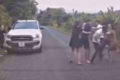Hai nhóm lao vào ẩu đả trên Quốc lộ 28 sau khi va chạm giao thông. (Ảnh: Cắt từ clip)